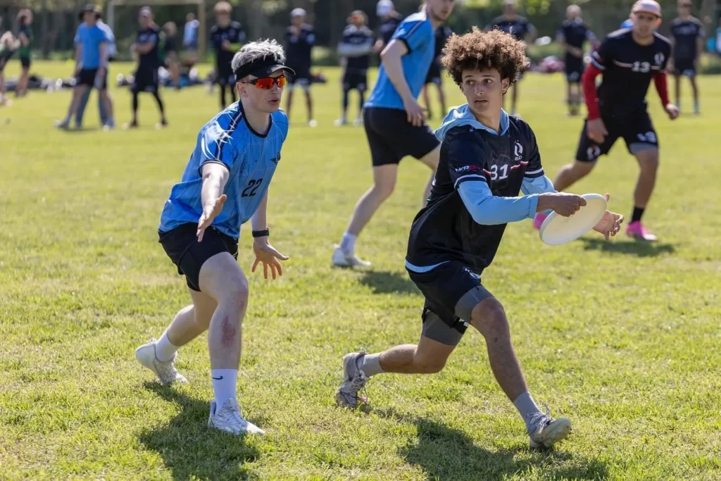 Joueur masculin qui lance le frisbee