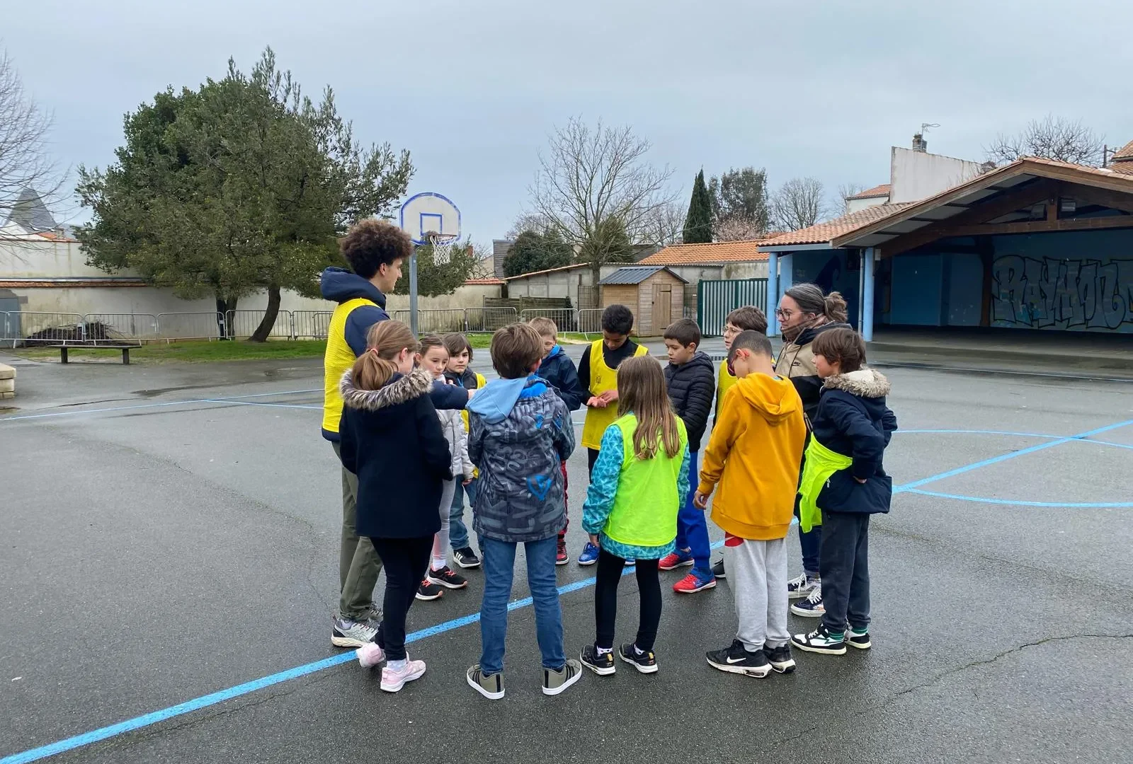 Photo enfants faisant cri de guerre